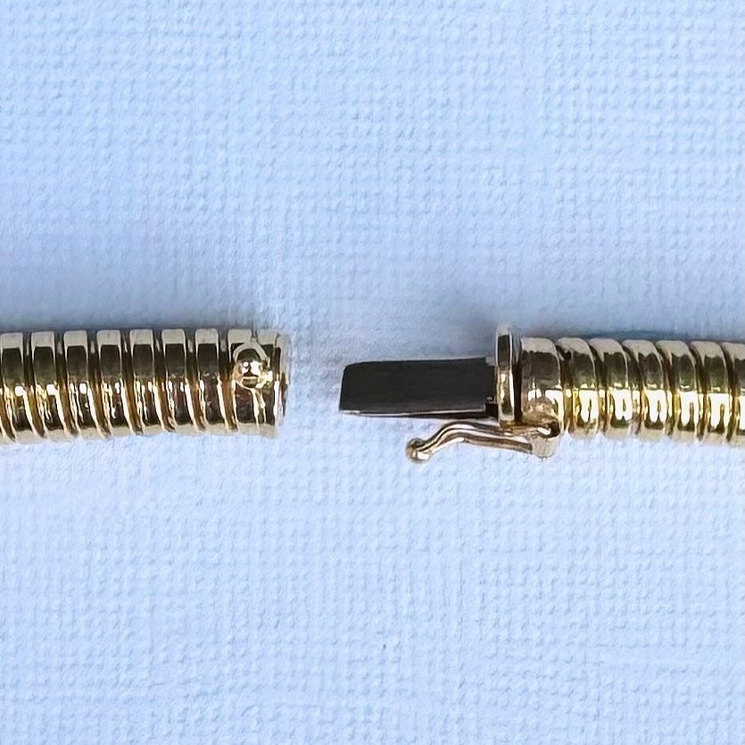 Close up of integrated clasp on 18ct gold Tubogas necklace, seamless vintage gas pipe construction, 1980s England.