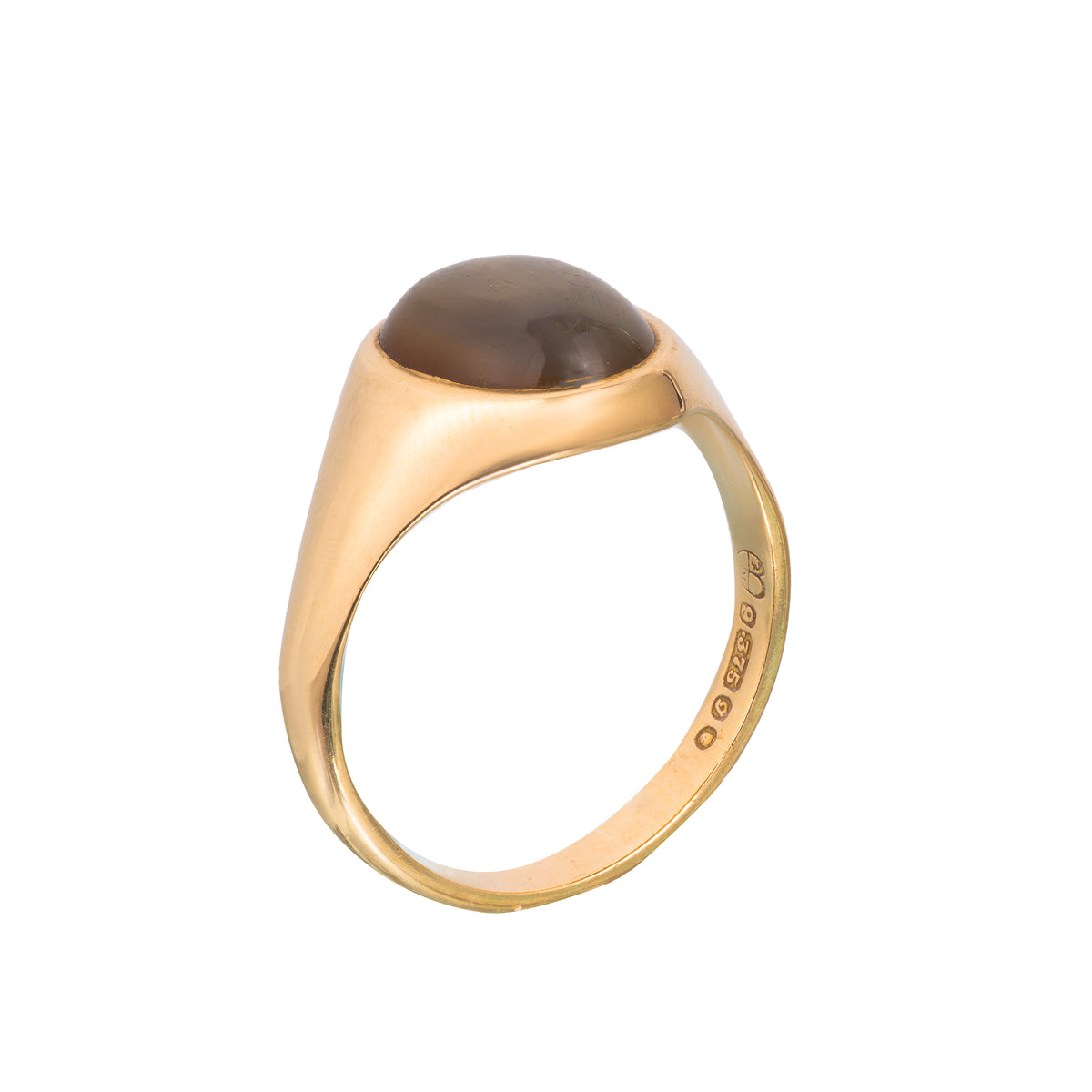 Side profile of 1980s English 9ct gold signet ring with bezel-set translucent agate stone and tapered shoulders