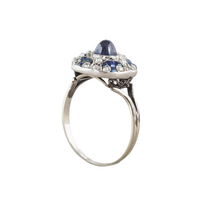 Antique 1920s Art Deco sapphire and diamond ring, platinum setting with cabochon sapphire and calibré cut sapphires, side view.
