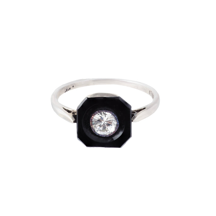 Art Deco onyx and diamond ring in 18ct gold, England c.1930s, front view