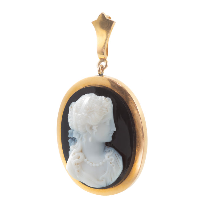 Victorian French 18ct gold onyx cameo pendant, carved portrait profile, side view.
