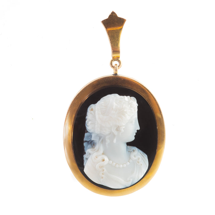 Antique French onyx cameo pendant c.1880s in 18ct gold, white portrait on black ground, front view.