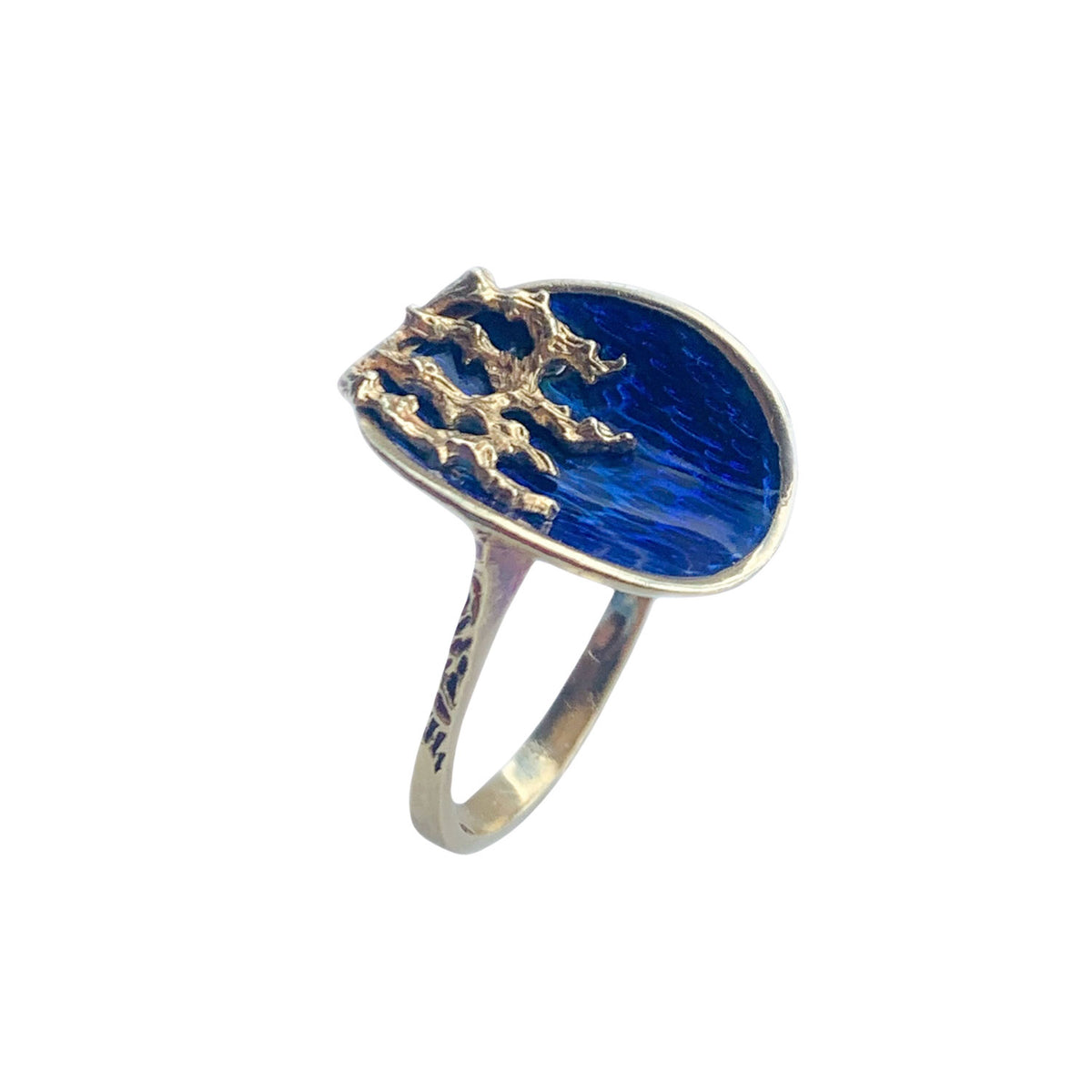 Alternative side view of vintage Italian 1970s blue enamel and gold ring, showing depth and sculptural detailing.