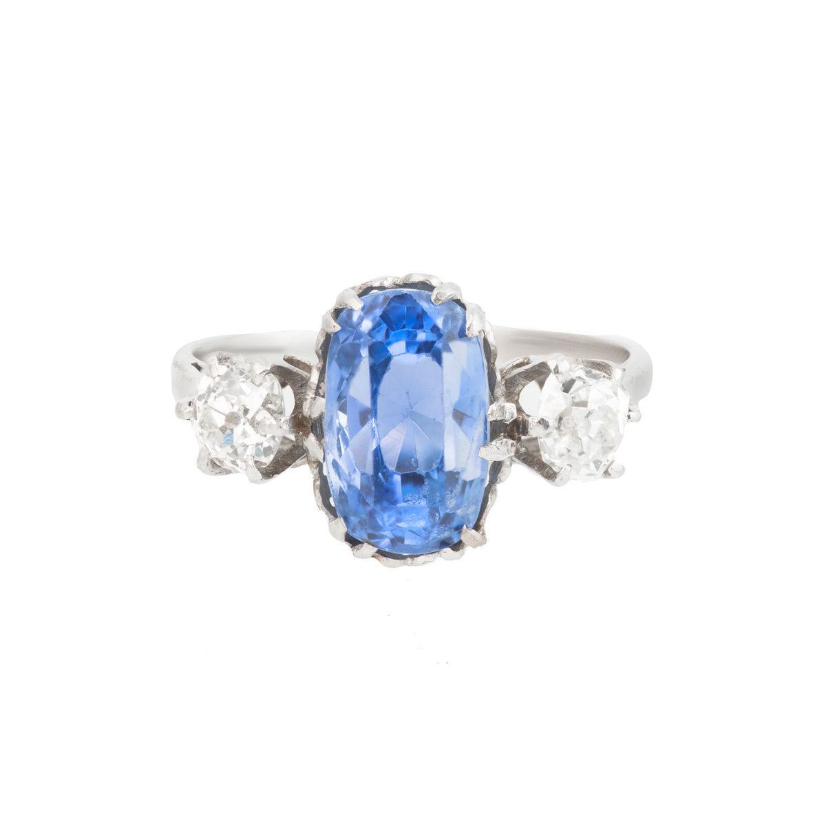 Antique 1920s platinum ring with Sri Lankan sapphire and two old cut diamonds, elegant early Art Deco design.