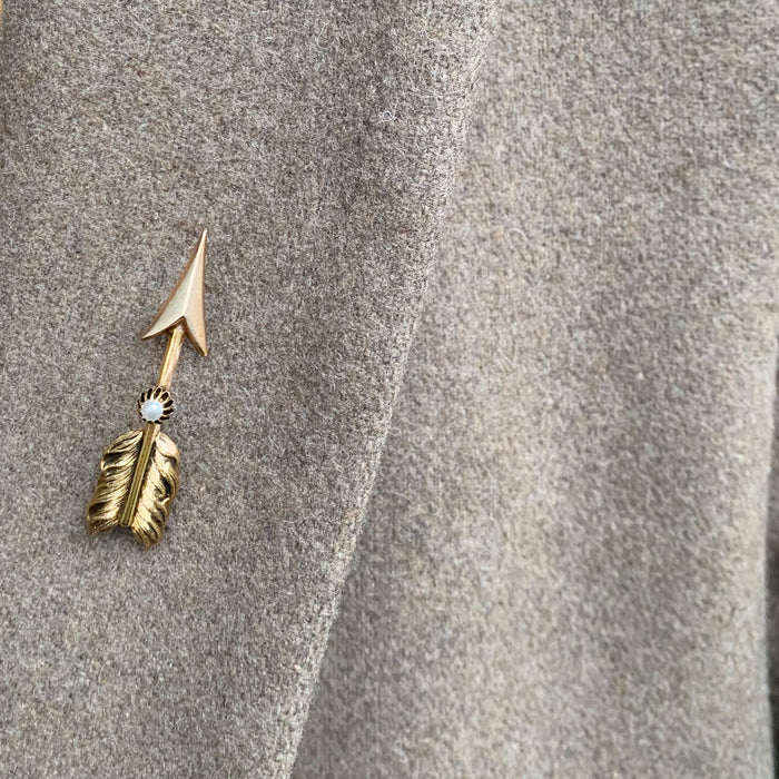1940s 18ct gold arrow brooch with pearl, styled as a romantic accessory when worn.
