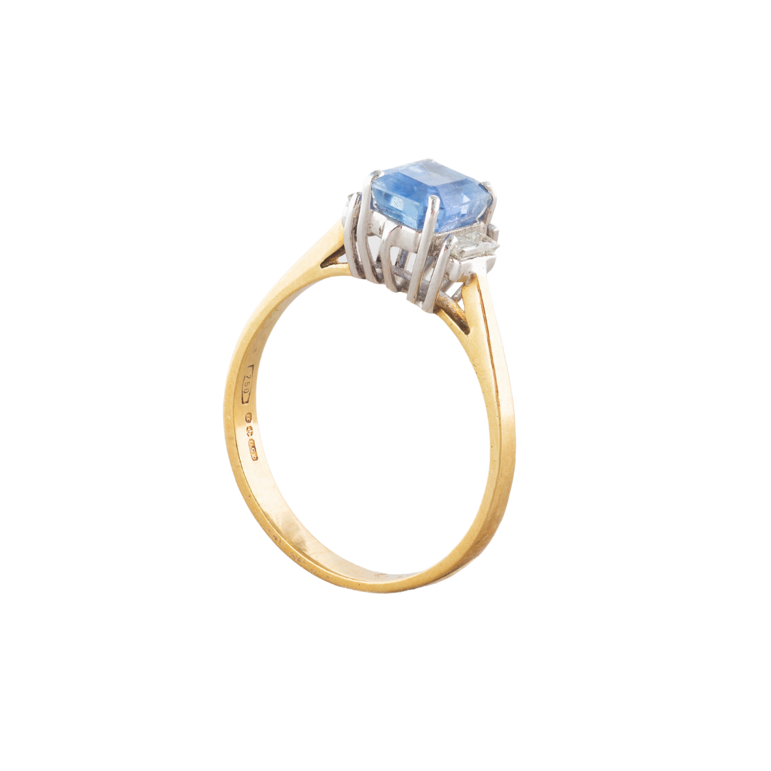 1980s 18ct gold ring with natural Ceylon sapphire and baguette cut diamonds