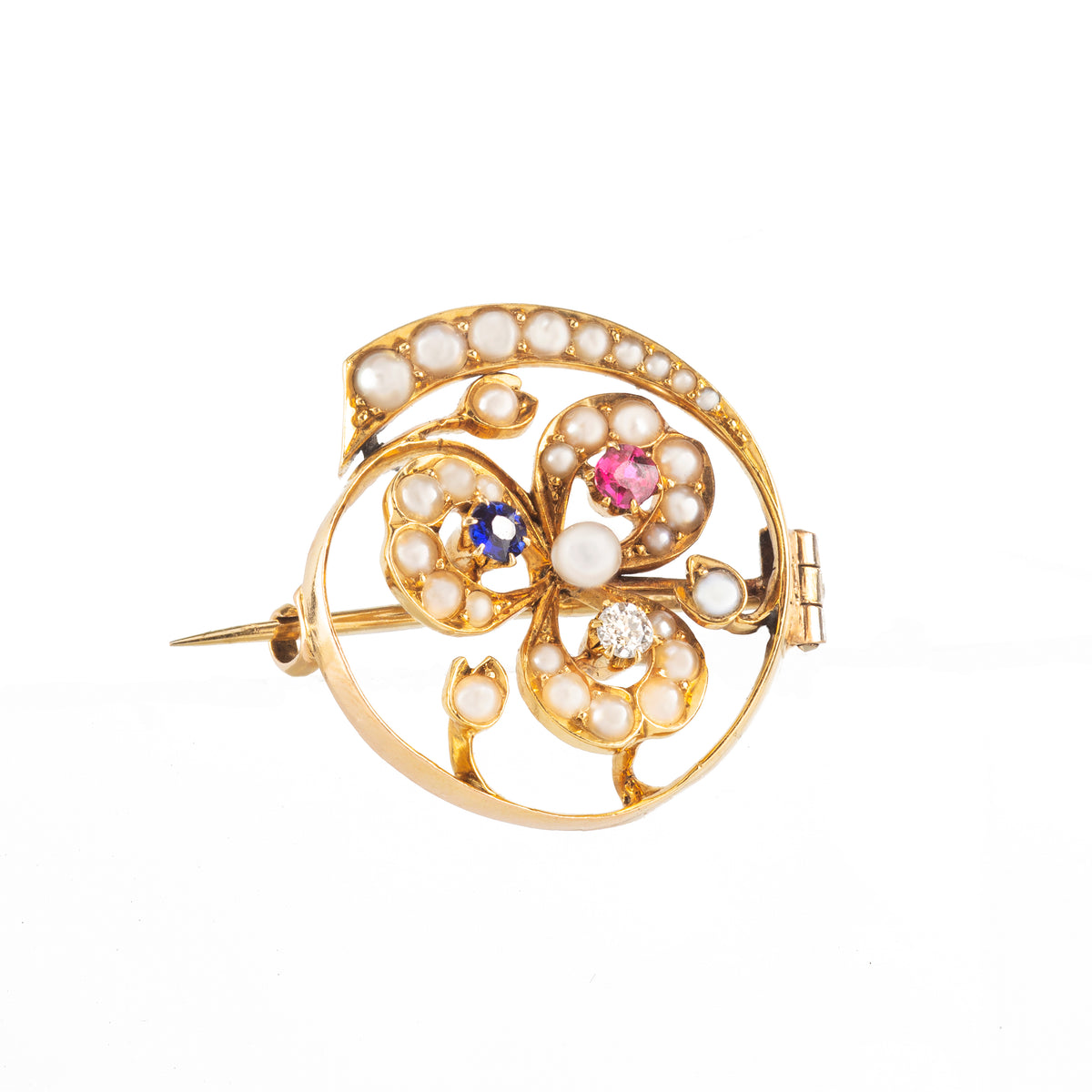 Three-leaf clover brooch in 18ct gold with ruby, sapphire, diamond, and pearls, c.1900–1910