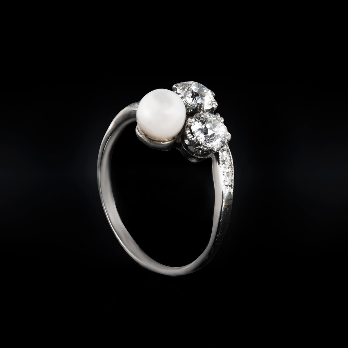 1930s British antique ring in 18ct gold and platinum with pearl and old cut diamonds