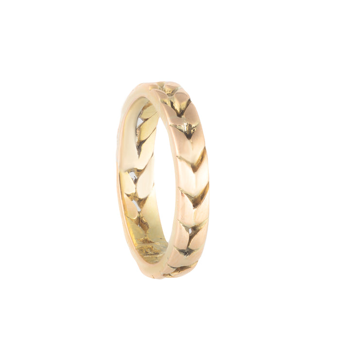 Vintage 18ct gold band ring with engraved chevron pattern, circa 1970s