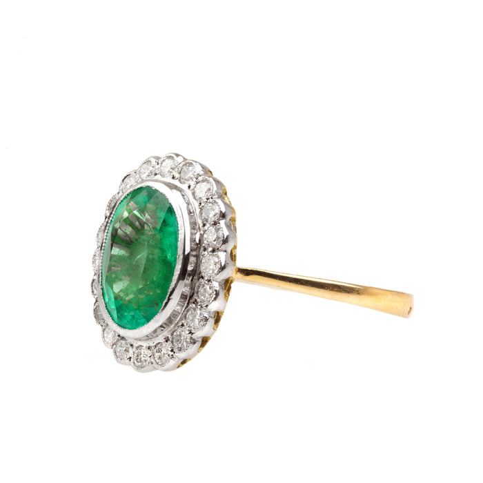 Side profile of an Art Deco emerald cluster ring with an elevated setting in rich 18ct gold.
