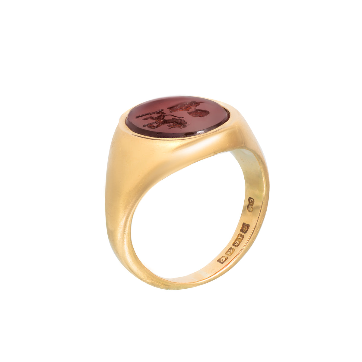 Side profile of vintage 18ct gold signet ring showing carnelian bezel and solid gold shoulders, hallmarked London 1963.