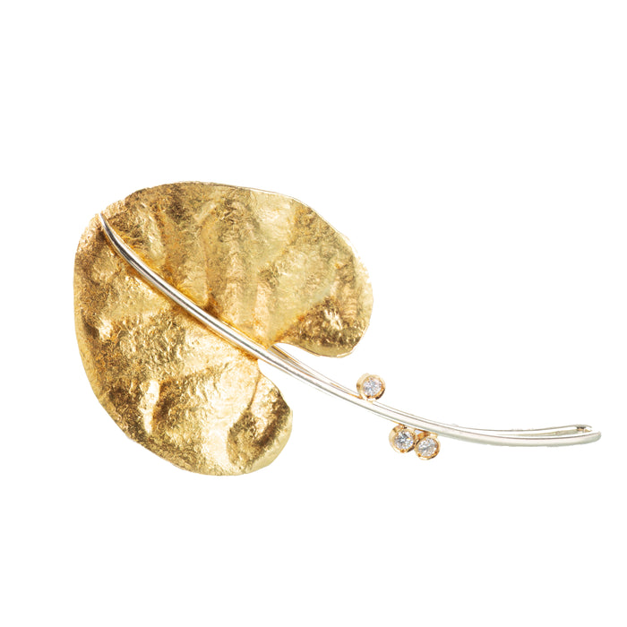 1960s British 18ct gold leaf brooch with diamonds, curved design, textured surface and hallmarked