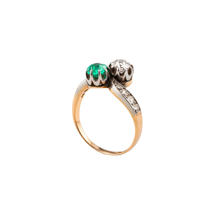 Side profile of Edwardian emerald and diamond toi et moi ring with platinum settings on 18ct gold band, c.1900.