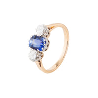 Vintage 1950s sapphire and diamond three stone ring, 18ct gold band with platinum setting, featuring a Sri Lankan sapphire and VS2 diamonds, shown from the side.