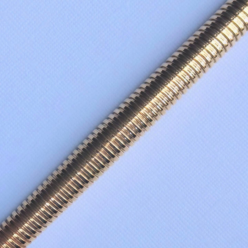 Close up of widest front section of 18ct gold Tubogas necklace, bold sculptural gas pipe collar, c.1980s England.