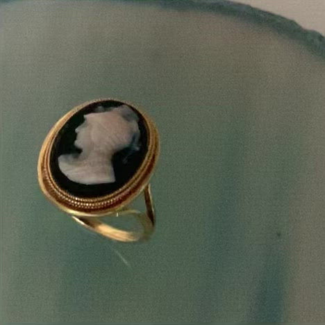 A Gold Cameo Ring