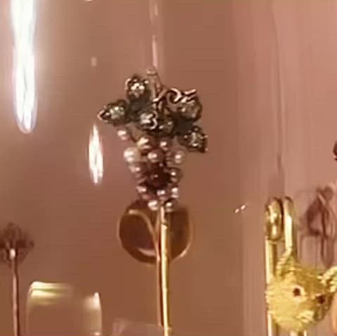 A Gold Sapphire Pearl Golf Club Stick Pin