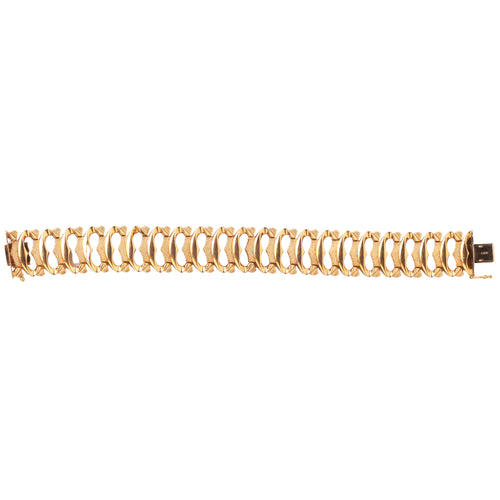 AN ITALIAN GOLD BRACELET