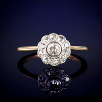 An eighteen carat Gold Daisy Diamond ring