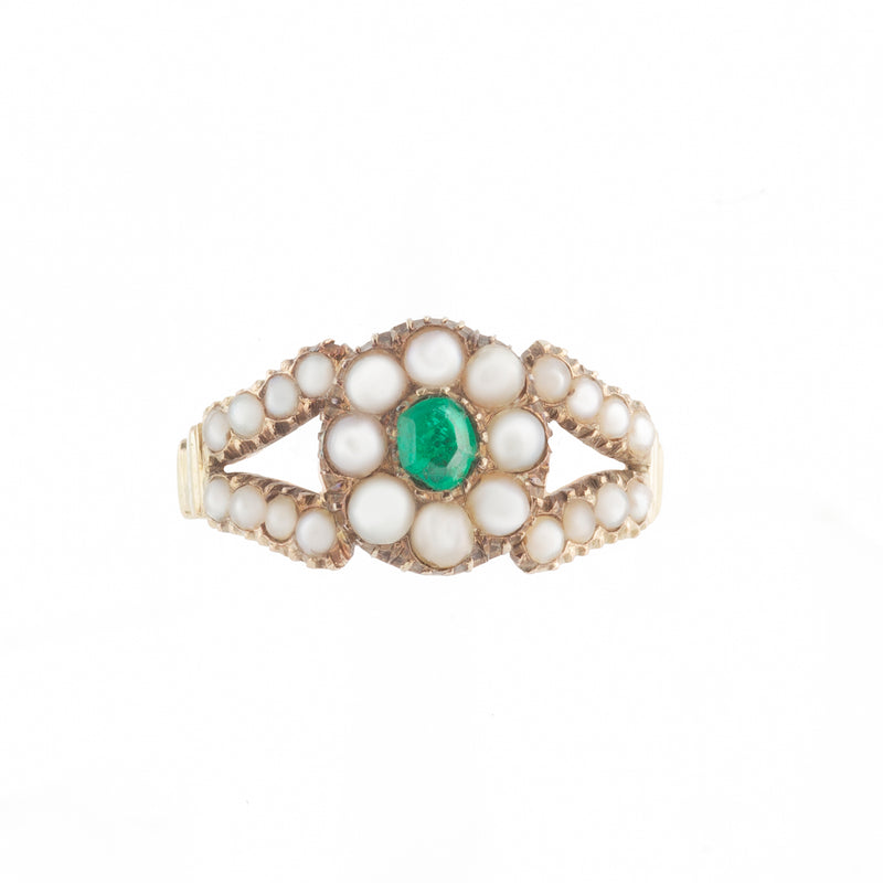 Georgian gold ring with foil-backed emerald and natural pearl halo, floral cluster design, c.1790s–1820s.