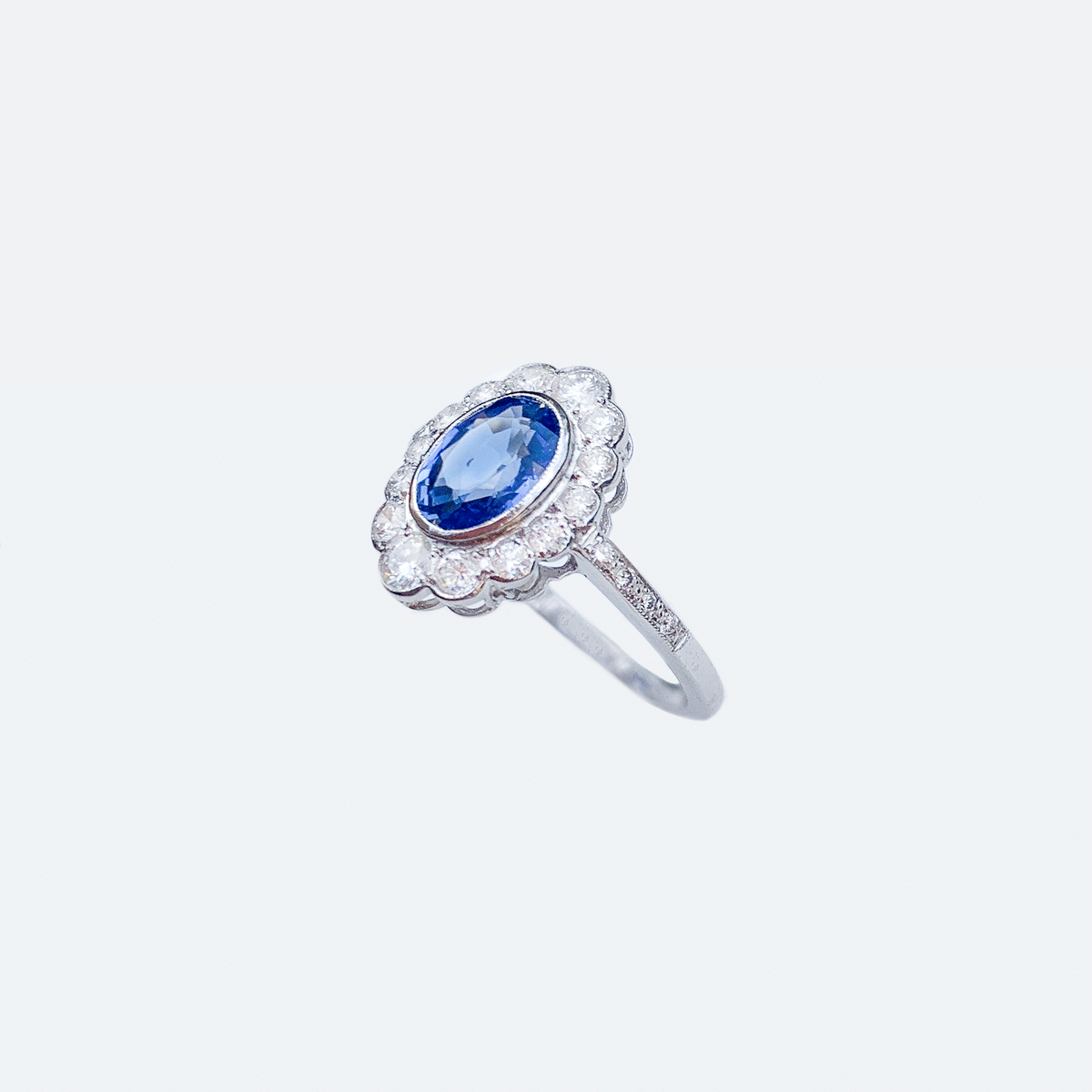 2 carat Sapphire, 18ct Gold Ring surrounded by 14 Diamonds