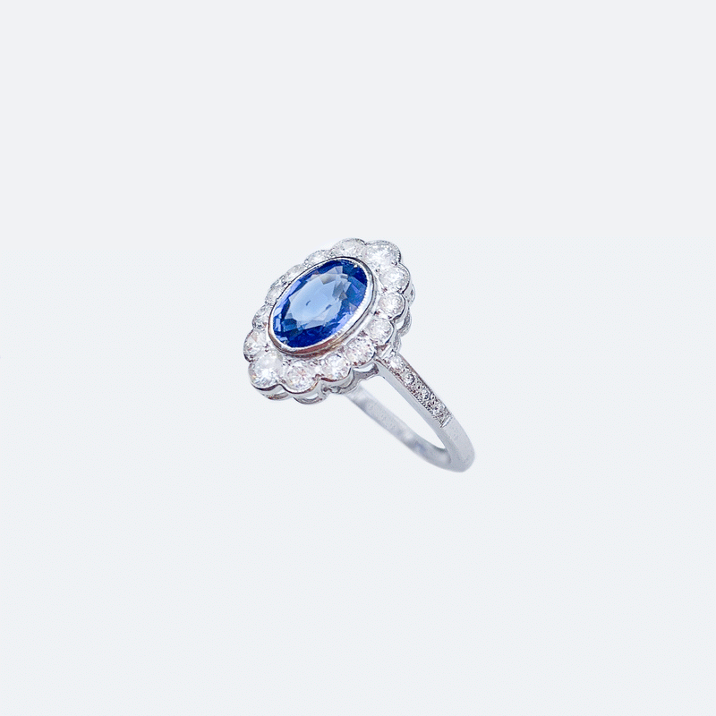 2 carat Sapphire, 18ct Gold Ring surrounded by 14 Diamonds